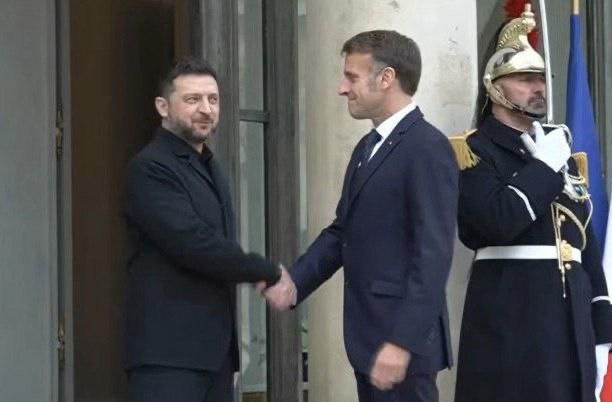 Зеленский прибыл в Елисейский дворец, чтобы обсудить с Макроном условия «справедливого и прочного мира» на Украине, переговоры в Женеве, американский мирный план, а также дальнейшее тесное сотрудничество с европейскими... Зеленский прибыл в Елисейский дворец, чтобы обсудить с Макроном условия «справедливого и прочного мира» на Украине, переговоры в Женеве, американский мирный план, а также дальнейшее тесное сотрудничество с европейскими...