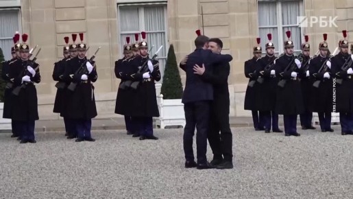 В Елисейском дворце в Париже президент Франции Эмманюэль Макрон принял своего украинского коллегу Владимира Зеленского, сообщает BFMTV