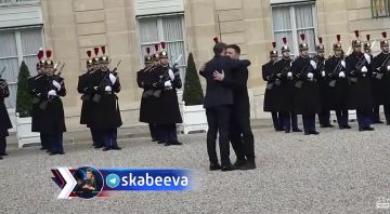 Макрон бежит обнимать Зеленского