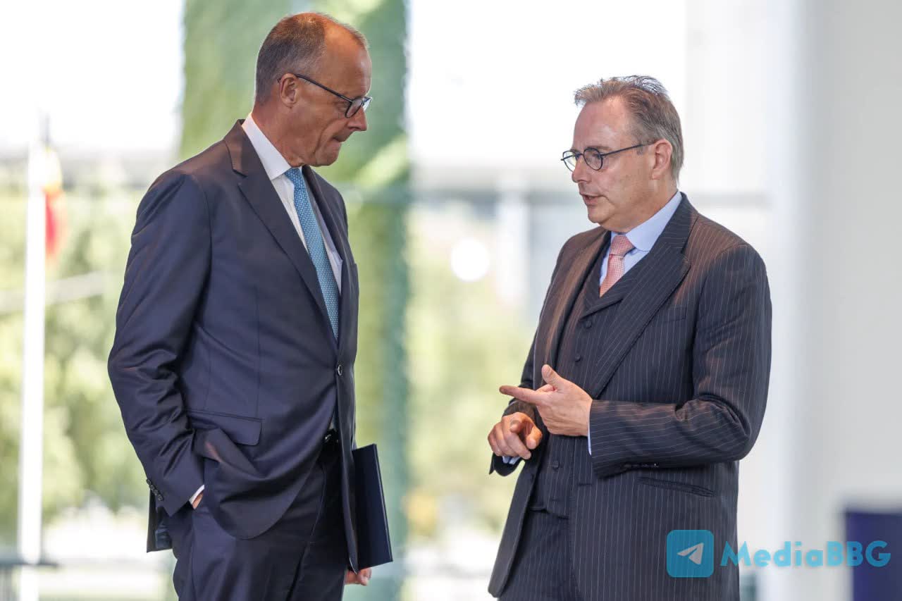 Канцлер Германии Фридрих Мерц срочно выезжает в Брюссель на переговоры с премьером Бельгии Бартом де Вевером, чтобы попытаться разблокировать остановившийся план ЕС по использованию замороженных российских активов для Украины Канцлер Германии Фридрих Мерц срочно выезжает в Брюссель на переговоры с премьером Бельгии Бартом де Вевером, чтобы попытаться разблокировать остановившийся план ЕС по использованию замороженных российских активов для Украины