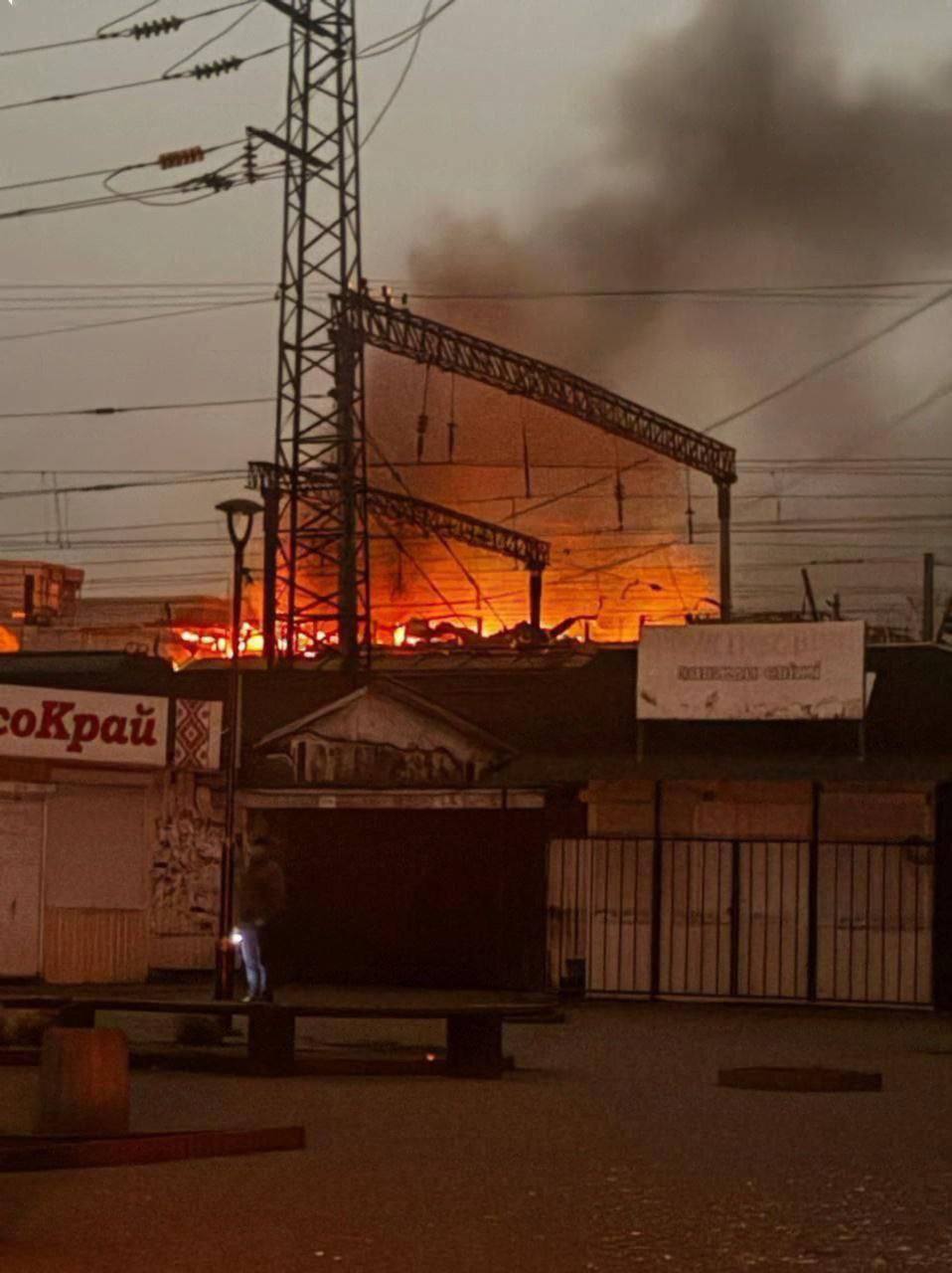 В украинских пабликах появилось видео, как утверждается, горящего вокзала города Фастова Киевской области В украинских пабликах появилось видео, как утверждается, горящего вокзала города Фастова Киевской области