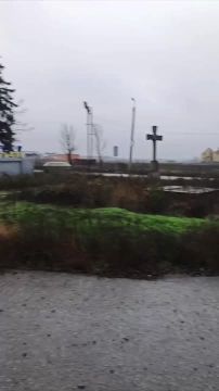 Покровск цэ Россия.. Русские воины свободно проходят по улице "защитников Украины" на западной окраине Покровска. На первых секундах можно увидеть стелу, куда высаживались петухи Буданова для пиар видео