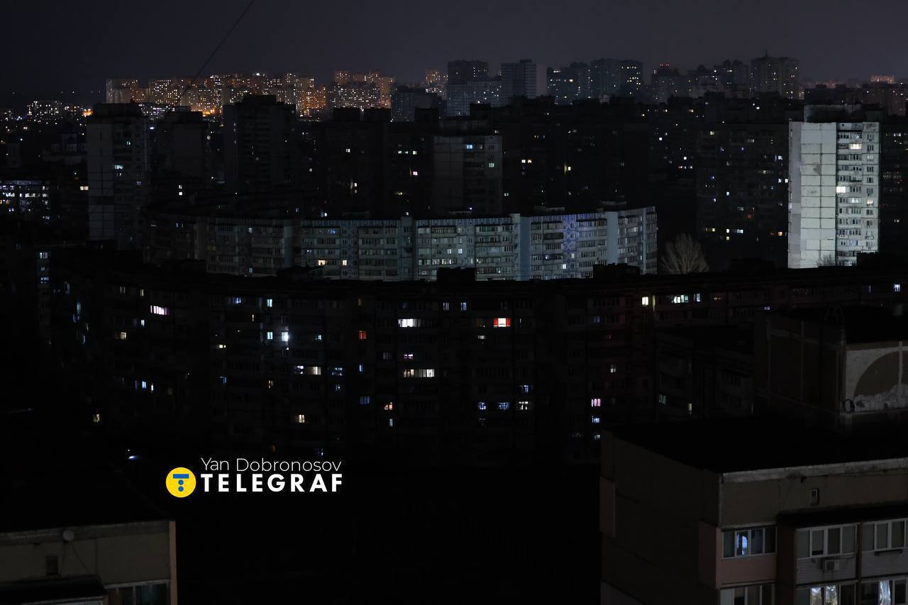 Фотографии обесточенного и погружённого во тьму Киев появились в сети