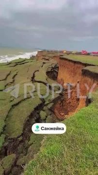 У села Санжейка, что под русским городом Одессой, сошел оползень