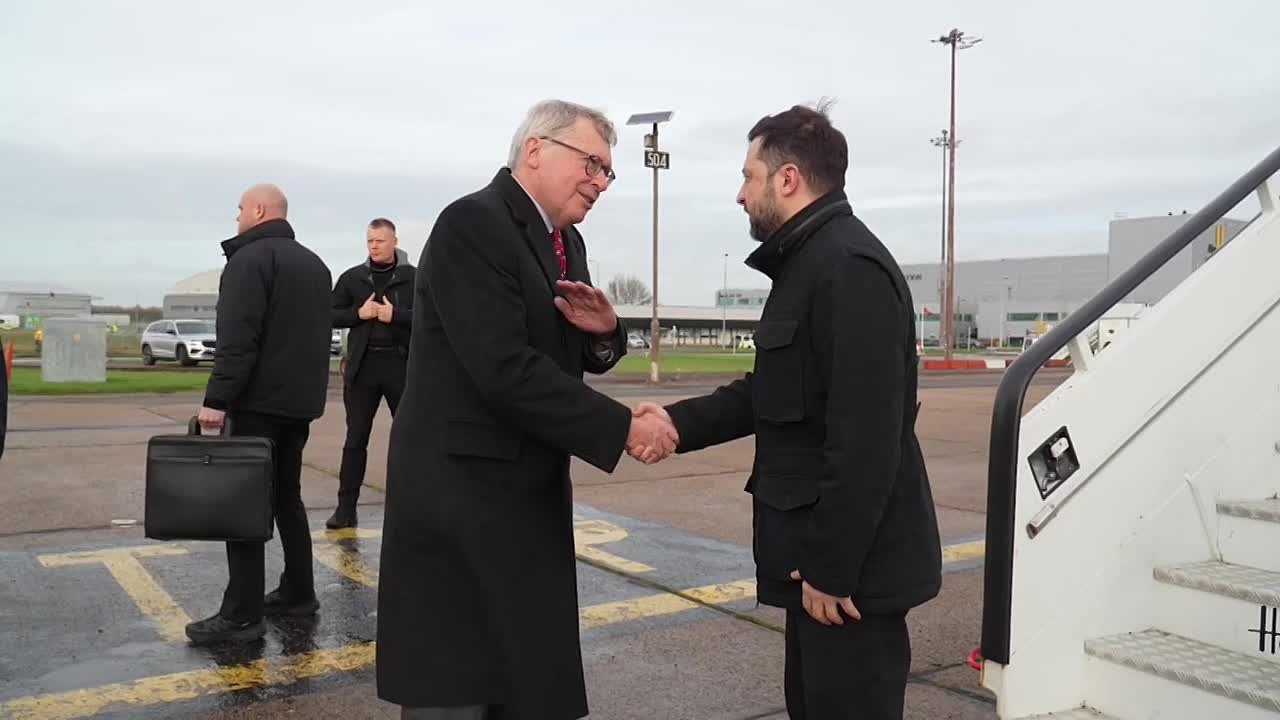 Два майора: Зеленский прибыл в Лондон, где его встретил экс-главком ВСУ Залужный (послом пока что работает)