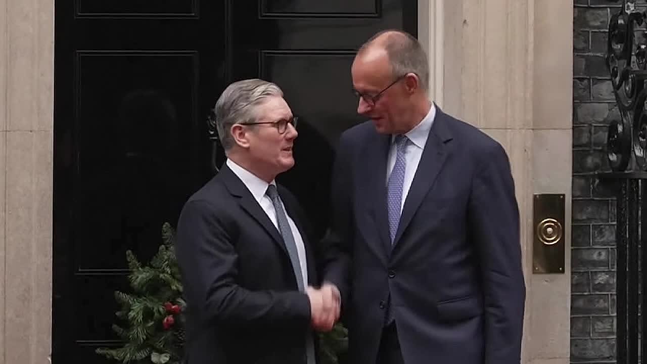 Мерц проверил слух — явно, что такого напора от журналистов он не ожидал