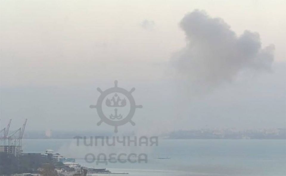 В Одессе пылает грузовое судно после удара баллистических ракет В Одессе пылает грузовое судно после удара баллистических ракет
