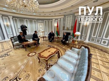 Лукашенко подарил Трампу икону Николая Чудотворца, а Мелании — ювелирное изделие в виде белорусских васильков