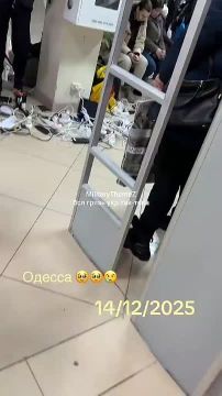 Одесситы, в редкие моменты наличия света, стараются зарядить устройства на полную