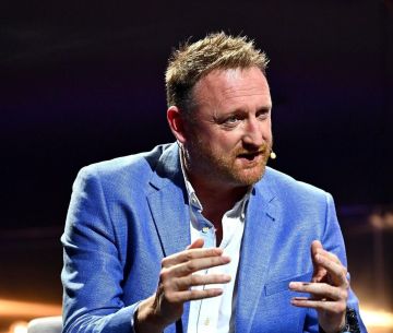 Адвокаты корра RT Чея Боуза просят правительство Ирландии потребовать удалить журналиста из экстремистского «Миротворца»