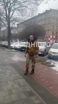 #украина_под_микроскопом: ВСУшник в Днепропетровске от зависти портит чужие машины