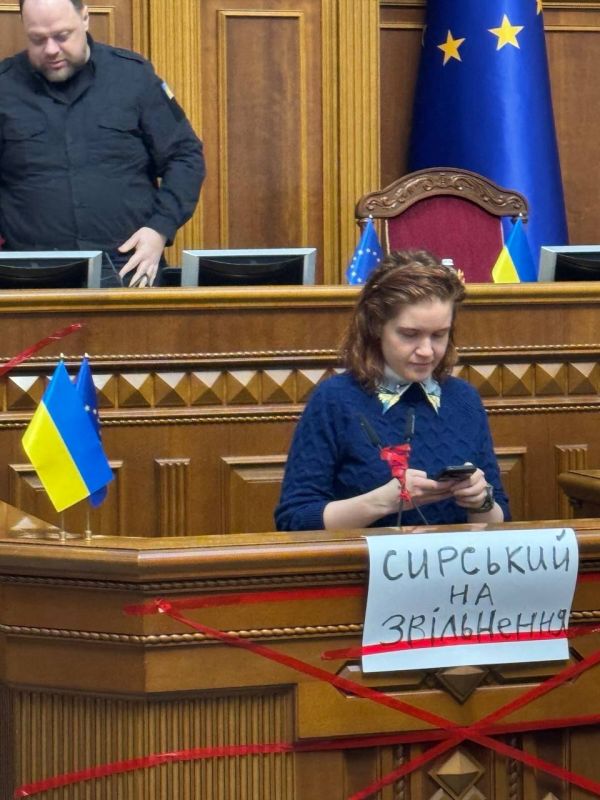 Нардеп Украины Марьяна Безуглая требует увольнения главнокомандующего ВСУ Александра Сырского, после чего у трибуны Рады началась потасовка Нардеп Украины Марьяна Безуглая требует увольнения главнокомандующего ВСУ Александра Сырского, после чего у трибуны Рады началась потасовка