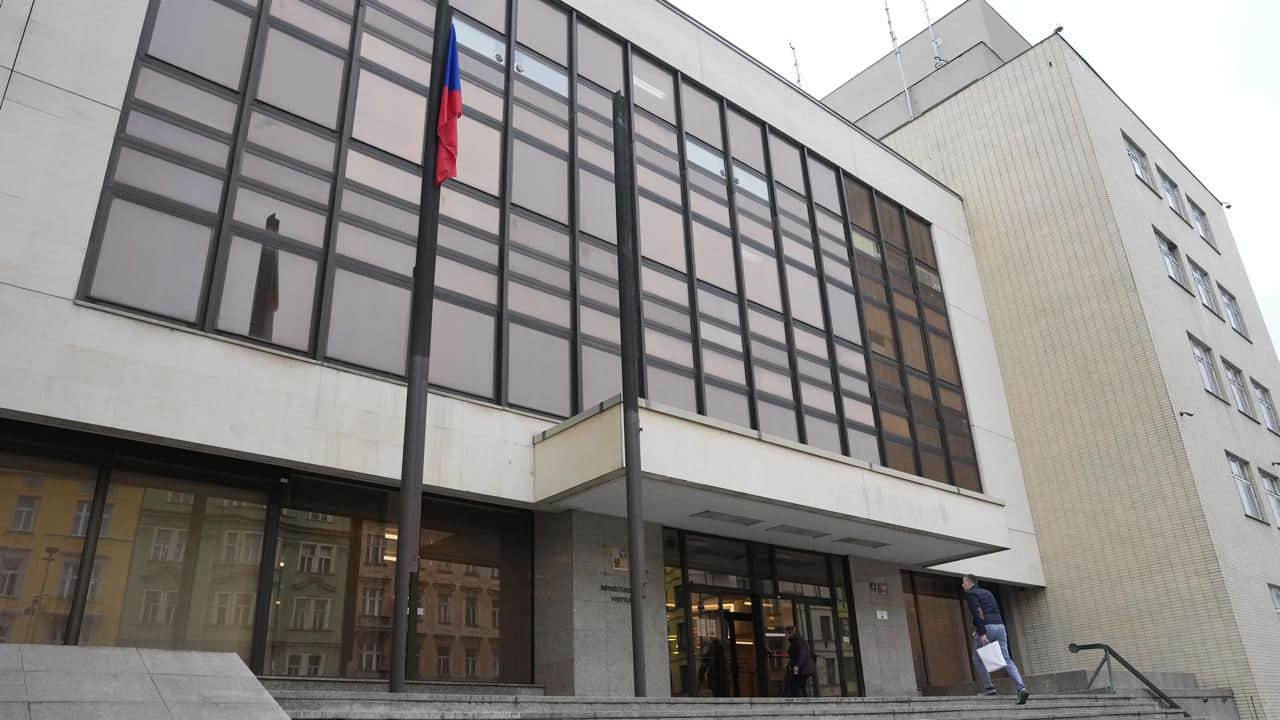 Новый глава МВД Чехии Метнар распорядился снять флаг Украины со здания ведомства