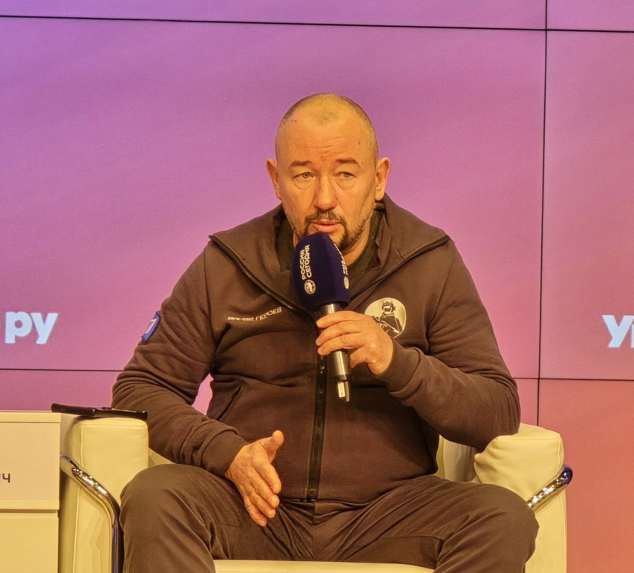 Как сказал один командир, однажды кто-то накроет всё поле боя отсутствием интернета, и тогда победит тот, кто помнит, как ходить ножками и стрелять, — публицист и блогер Артём Шейнин