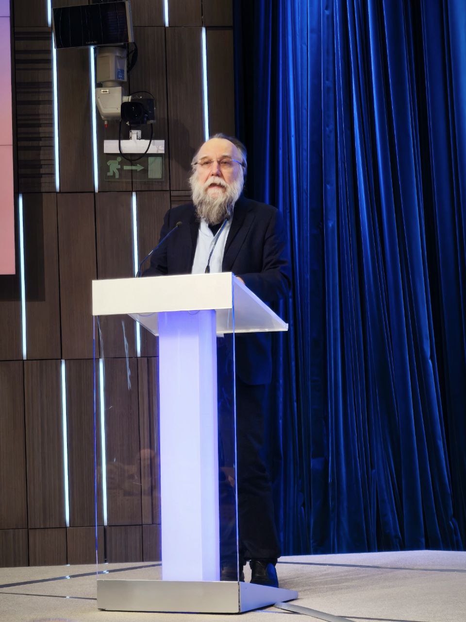 Надо готовиться к долгой и серьёзной войне, надо переводить общество на военные рельсы