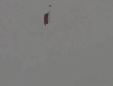 В центре Киева неизвестные запустили дрон с российским флагом — украинские СМИ