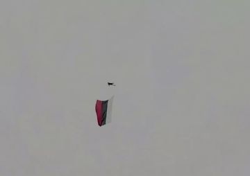 В небе над центром Киева заметили дрон с российским флагом, пишут украинские СМИ