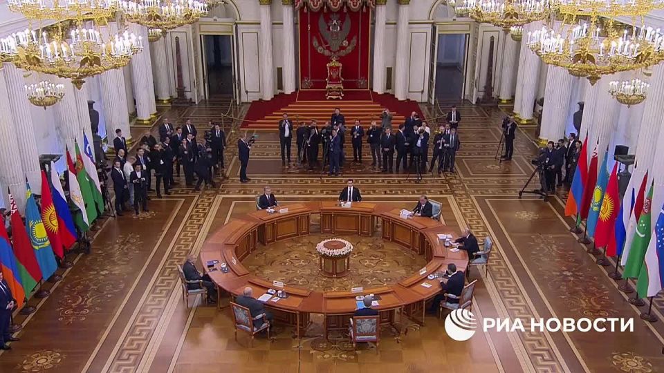 Путин на неформальном саммите СНГ предложил подвести итоги совместной работы в рамках содружества
