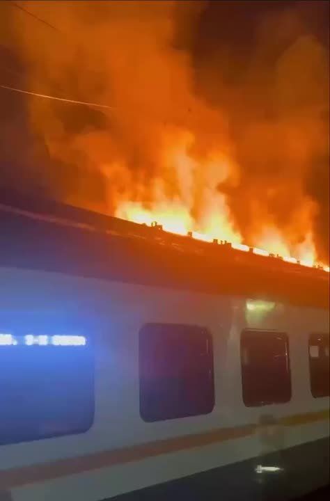 Контактный провод упал на крышу вагона в Подмосковье