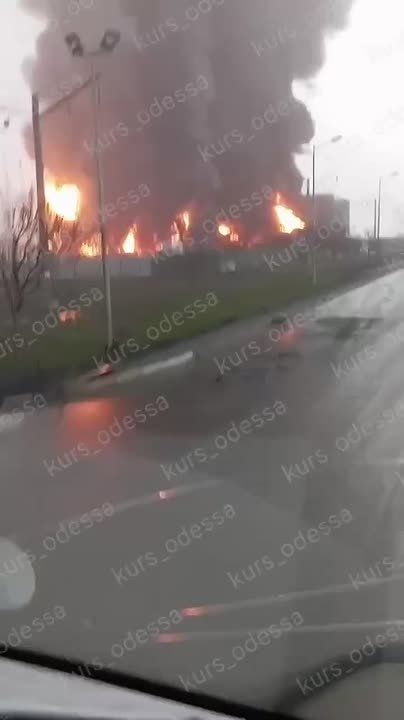 В Одесской области после ночной атаки красиво горит порт "Южный"