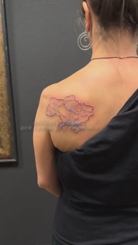 Такие тату набивают себе украинские патриоты в Нидерландах, чисто на память какая Украина была