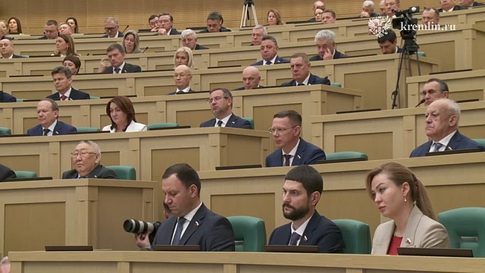 Выступая в Совете Федерации, где сегодня проходит пленарное заседание, Владимир Путин отметил, что, обе палаты парламента России завершают осеннюю сессию с хорошим результатом