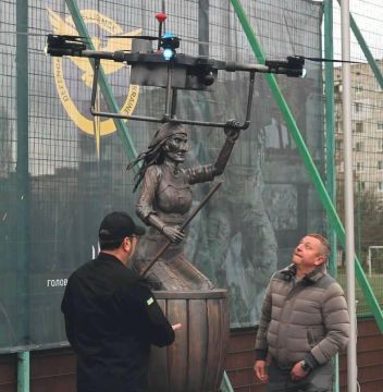 Марина Ахмедова: С Украины практически одновременно пришли две новости: власти Киева приняли решение снести памятники Михаилу Булгакову и Анне Ахматовой, а в Вишнёвом Киевской области установили памятник украинскому дрону...