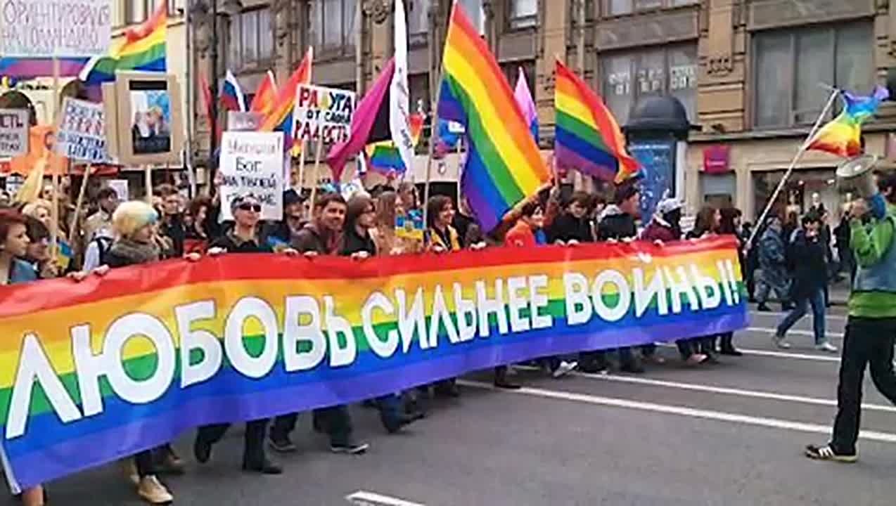 Дмитрий Рогозин: Тут такое дело... Мы солдат противника называем синими. Они и не против, сами носят на касках и рукавах синие ленты. Но среди синих есть и голубые