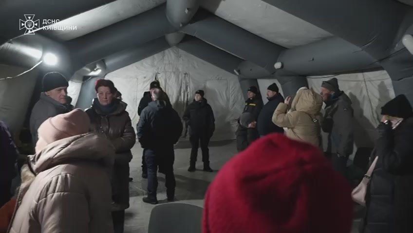 Два майора: В Вышгороде под Киевом четвертые сутки нет света, сообщает ГСЧС Украины и публикует видео одной из палаток обогрева, куда приходят многие жители