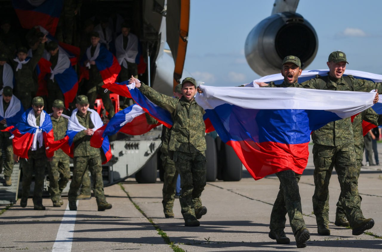 #ФотоГода. Вспоминаем 2025-й год в фотографиях самых ярких событий! • Президент России Владимир Путин на Красной площади в Москве на военном параде, посвящённом 80-летию Победы в Великой Отечественной войне (Сергей Бобылев /... #ФотоГода. Вспоминаем 2025-й год в фотографиях самых ярких событий! • Президент России Владимир Путин на Красной площади в Москве на военном параде, посвящённом 80-летию Победы в Великой Отечественной войне (Сергей Бобылев /...