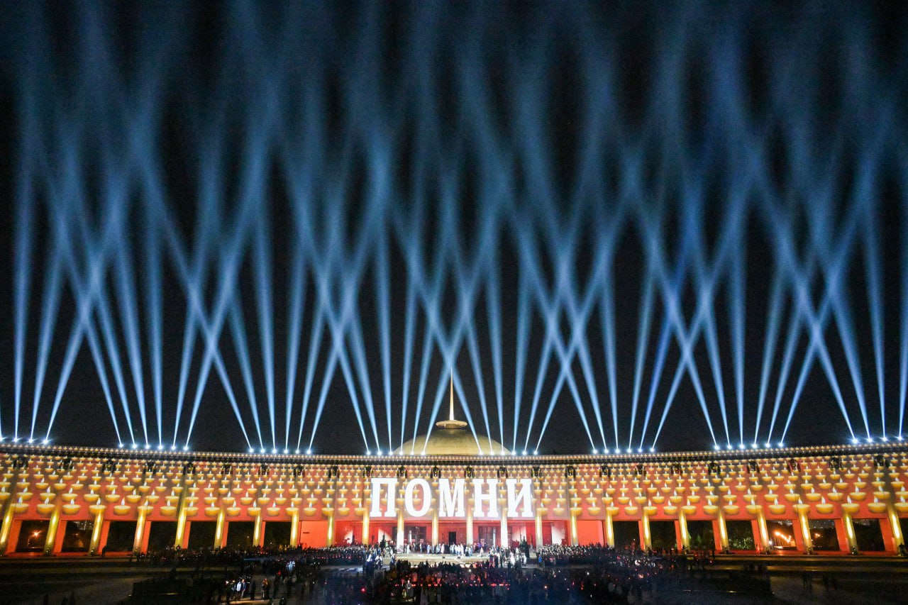 #ФотоГода. Вспоминаем 2025-й год в фотографиях самых ярких событий! • Президент России Владимир Путин на Красной площади в Москве на военном параде, посвящённом 80-летию Победы в Великой Отечественной войне (Сергей Бобылев /... #ФотоГода. Вспоминаем 2025-й год в фотографиях самых ярких событий! • Президент России Владимир Путин на Красной площади в Москве на военном параде, посвящённом 80-летию Победы в Великой Отечественной войне (Сергей Бобылев /...