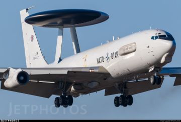 ��� ����������� ������ ������� ����������� ������� ��������� �������: ������ �������� ����������������� ����������� � ���������� Boeing E-3B Sentry (NATO 15) ������� � ���� ����������, ������ ���� � �����������...