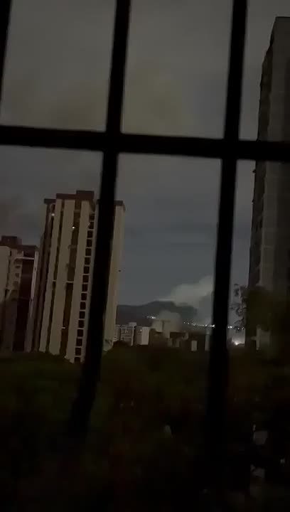 Кадры "работы" вертолета Bell AH-1Z Viper по целям в Каракасе