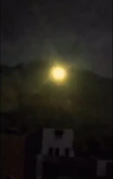 На видео - американский вертолет обстреливает позиции венесуэльских военных на севере страны — СМИ