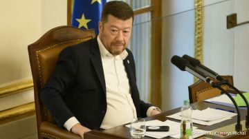 Спикер парламента в Чехии Томио Окамура назвал окружение Зеленского "воровской хунтой", из-за чего оппозиция требует о его отставке, пишет чешское СМИ CTK