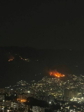 В сети появляется все больше фото и видео прилётов в Каракасе