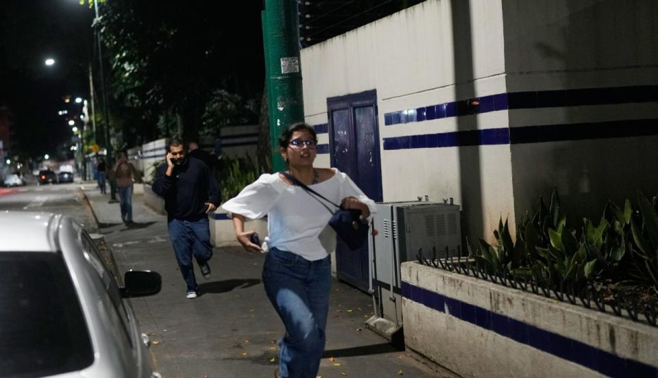 В Сети уже множество снимков и видео: идущие на Венесуэлу вертолёты, бронетехника на улицах Каракаса, стрельба, взрывы и огонь