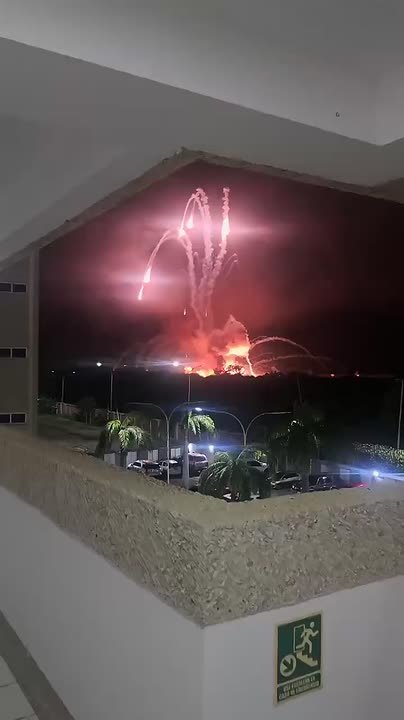 Венесуэльцы снимают вторичные взрывы в Каракасе после первых ударов