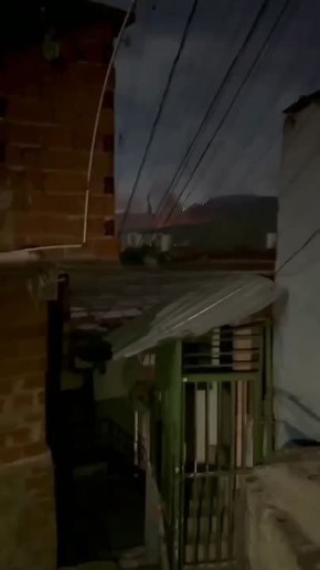 Сообщают, что на видео — попытки вооруженных сил Венесуэлы сбить американские вертолеты над Каракаасом