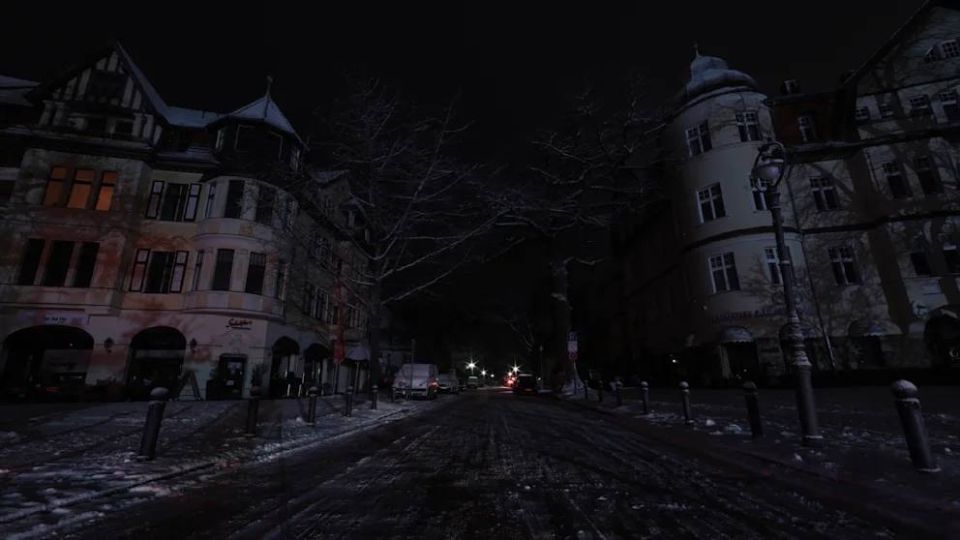 Подробности массового отключения электричества в Берлине: десятки тысяч жителей остались без света, а восстановить подачу энергии планируют только к 8 января Подробности массового отключения электричества в Берлине: десятки тысяч жителей остались без света, а восстановить подачу энергии планируют только к 8 января