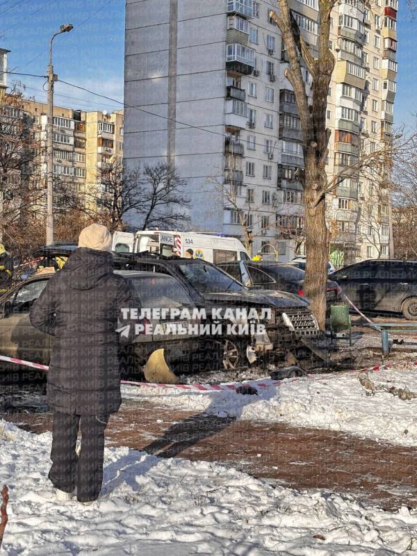 В Киеве подорвали автомобиль, который по словам местных принадлежит военнослужащему В Киеве подорвали автомобиль, который по словам местных принадлежит военнослужащему