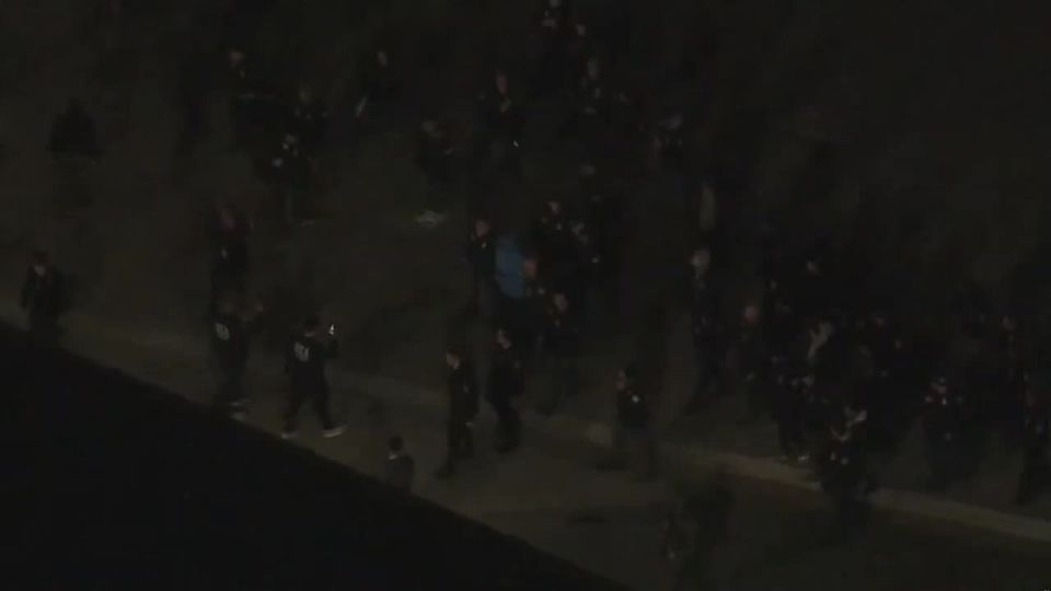 Судя по кадрам, Мадуро и его жену сопровождает с десяток агентов ФБР и ОБН (Отдел по борьбе с наркотиками)