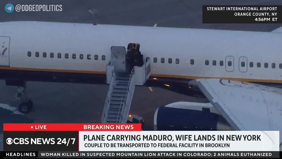 Агенты ФБР и ОБН (Отдел по борьбе с наркотиками) зашли в самолёт где, как предполагается, находится похищенный Николас Мадуро