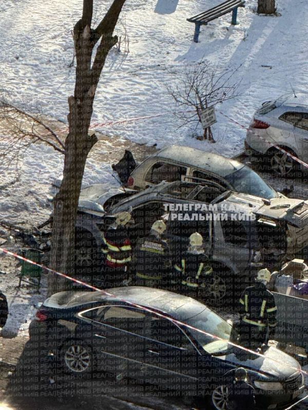 Тем временем в Киеве взорвался автомобиль Тем временем в Киеве взорвался автомобиль