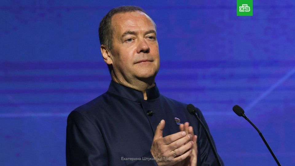 «Товарищам из солнечного Пиндостана теперь не в чем даже формально упрекать нашу страну»: Медведев назвал последние события в Венесуэле примером «права сильнейшего» и предрек устранение «наркопаяца Зеленского»