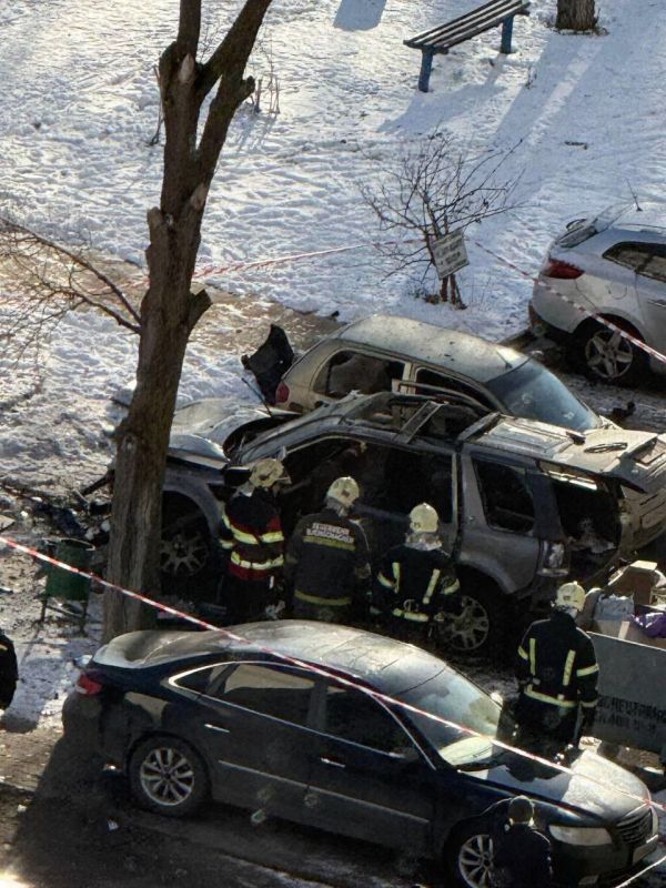 В Киеве подорвали внедорожник, который принадлежал военному, пишут украинские СМИ В Киеве подорвали внедорожник, который принадлежал военному, пишут украинские СМИ