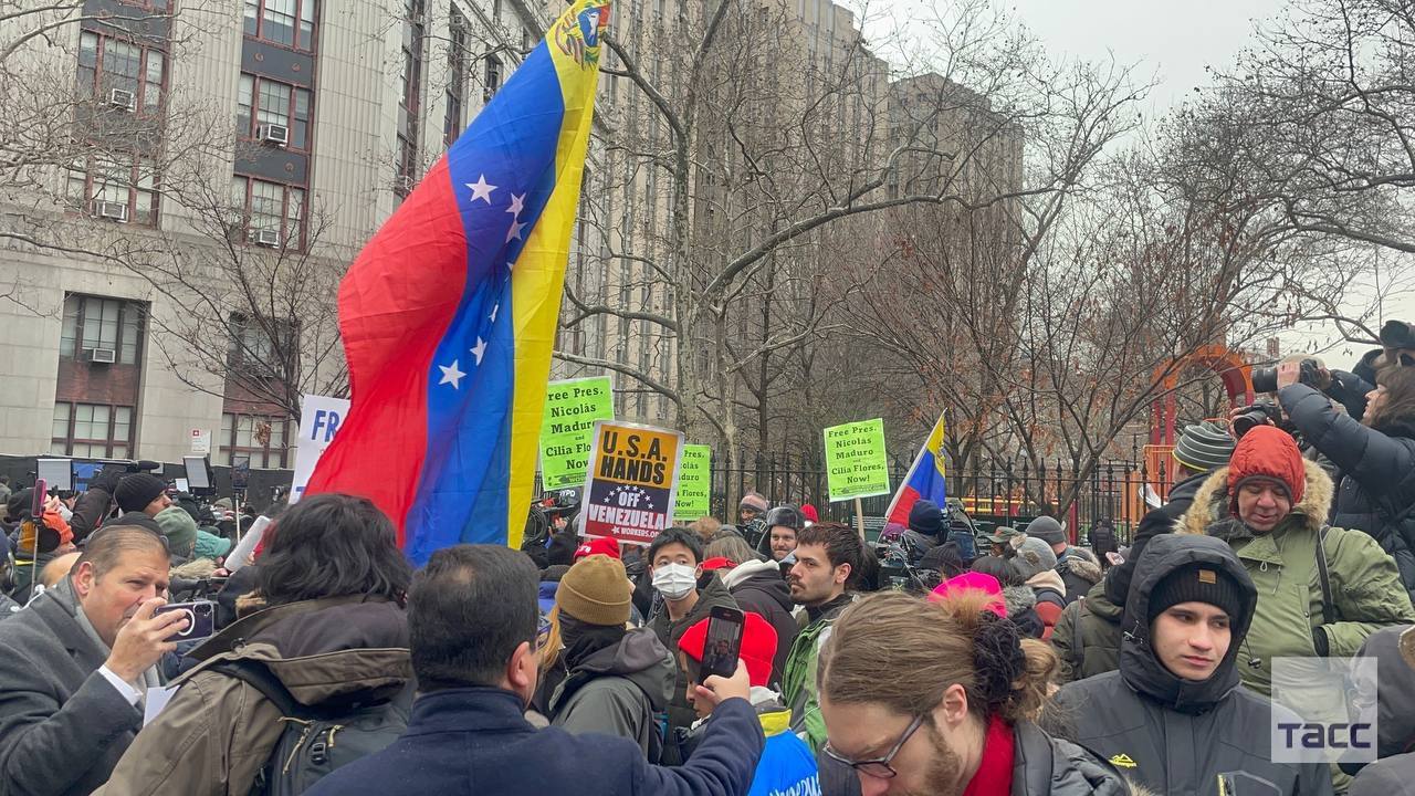 Возле суда в центре Нью-Йорка, куда ранее доставили Мадуро, проходит протест против действий США в Венесуэле