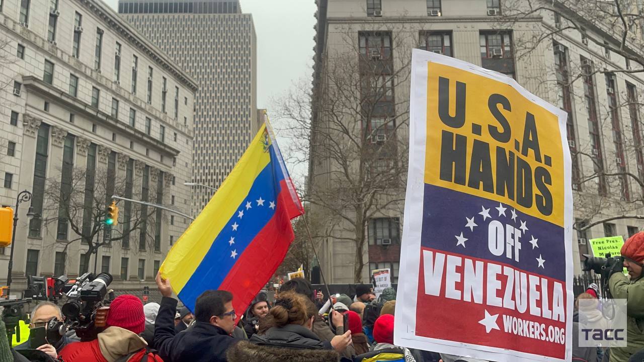 Возле суда в центре Нью-Йорка, куда ранее доставили Мадуро, проходит протест против действий США в Венесуэле Возле суда в центре Нью-Йорка, куда ранее доставили Мадуро, проходит протест против действий США в Венесуэле
