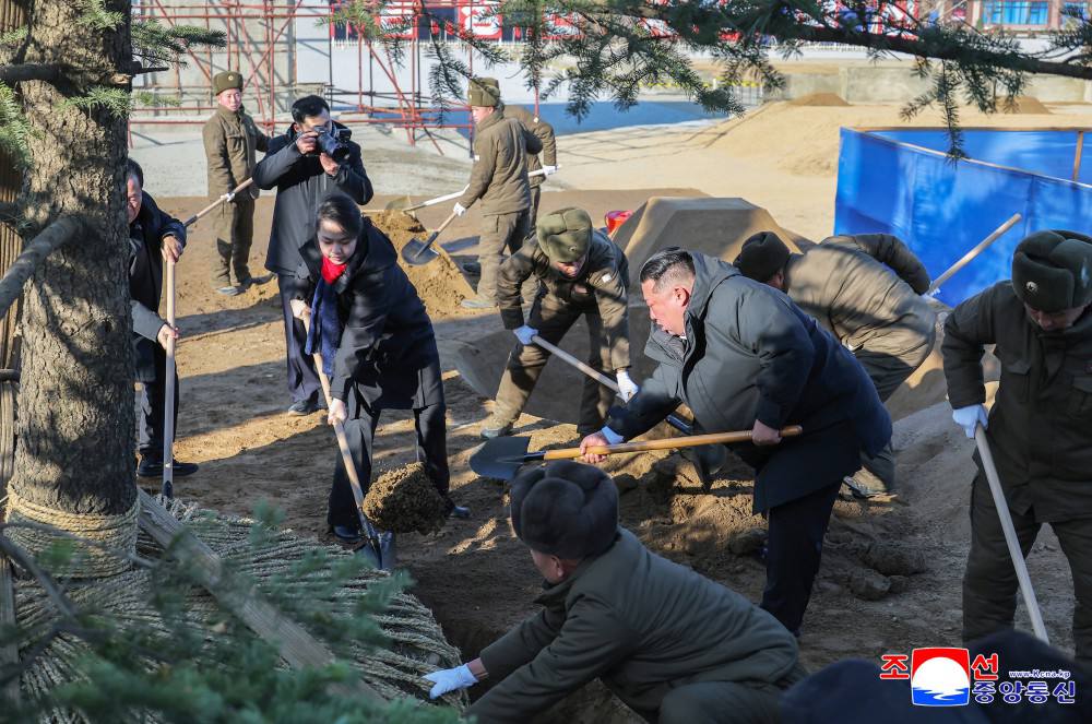 Ким Чен Ын посадил дерево на территории строящегося музея в честь участников военной операции на Украине из Северной Кореи: Ким Чен Ын посадил дерево на территории строящегося музея в честь участников военной операции на Украине из Северной Кореи: