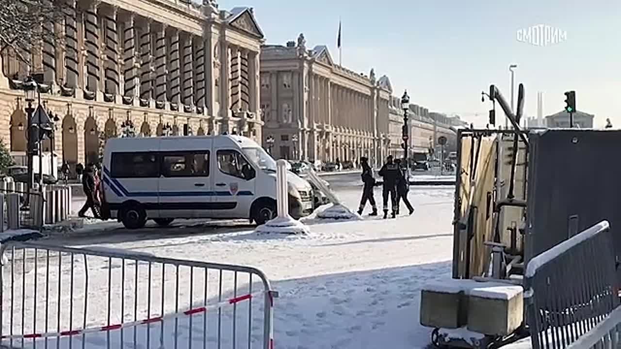 Зеленский опоздал в Париж на встречу "коалиции желающих" и заставил Макрона ждать